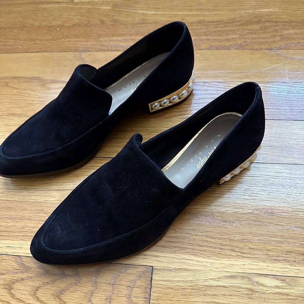 Elegant black loafers with pearls in heel